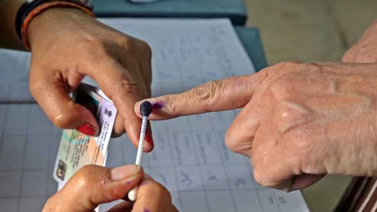 गाजियाबाद के देहात-शहरी इलाकों में लगी मतदाताओं की लंबी कतारें